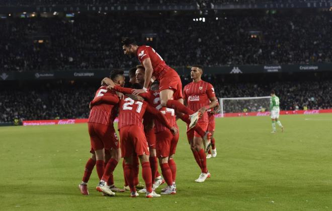 El Sevilla celebra el segundo gol ante el Real Betis. (Foto: Kiko Hurtado).