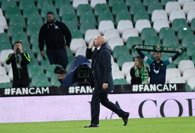Monchi celebra la victoria en un derbi en el Benito Villamarín (Foto: Kiko Hurtado).