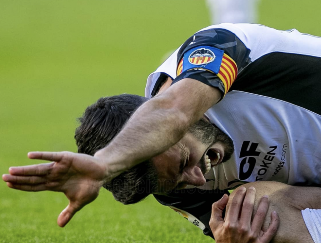 Gayà se duele por una entrada (Foto: Valencia CF)