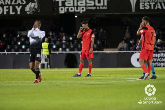 Genaro y Paulino se lamentan tras el segundo gol del Cartagena (Foto: LaLiga).