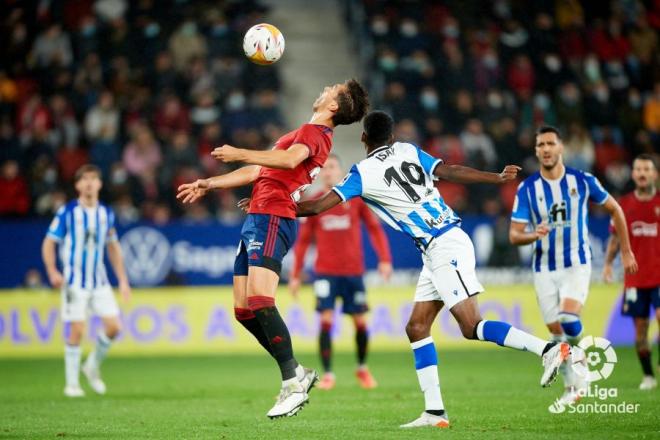 Isak pelea por un balón en el Osasuna-Real Sociedad (Foto: LaLiga).