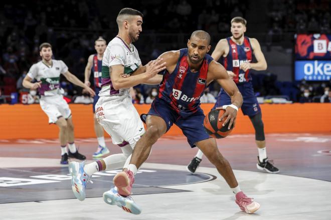 Jaime Fernández ante Jayson Granger en el Baskonia-Unicaja (Foto: EFE).