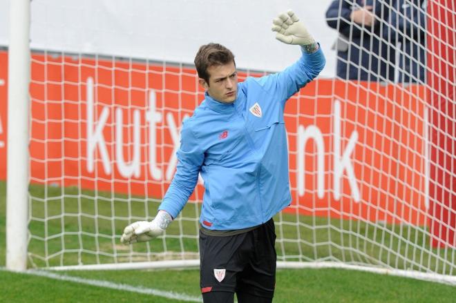 Julen Agirrezabala calienta ante el Rayo Majadahonda en Lezama (Foto: Athletic Club).