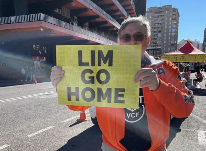 Libertad VCF repartió pancartas amarillas contra Peter Lim