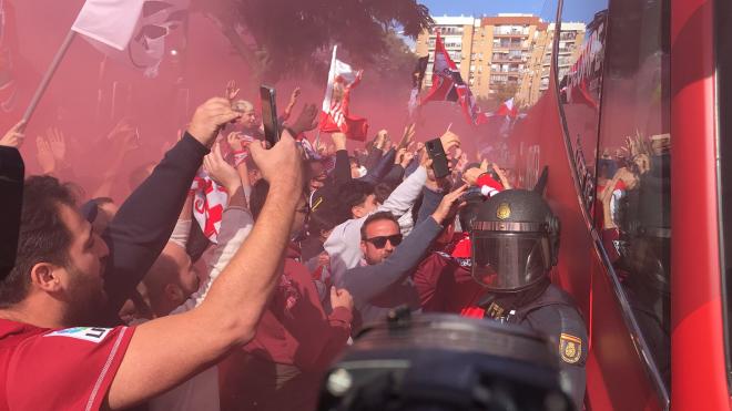 Los aficionados del Sevilla en la previa del partido (Foto: Kiko Hurtado).
