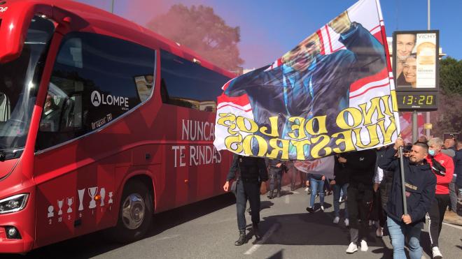 Hinchas del Sevilla portan una bandera de Monchi (Foto: Kiko Hurtado).