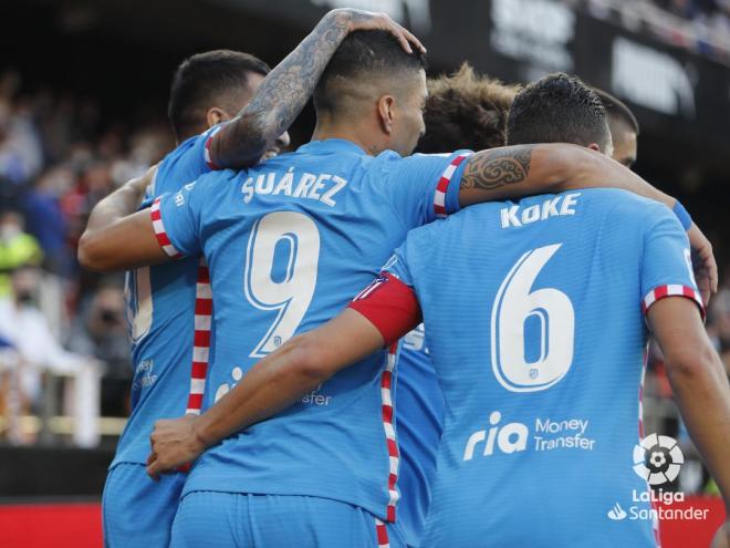 Los jugadores del Atlético de Madrid celebran el gol de Luis Suárez al Valencia (Foto: LaLiga).