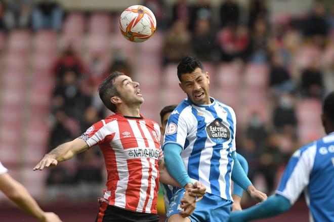 Miku pelea un balón por alto en el Logroñés-Deportivo (Foto: RCD).