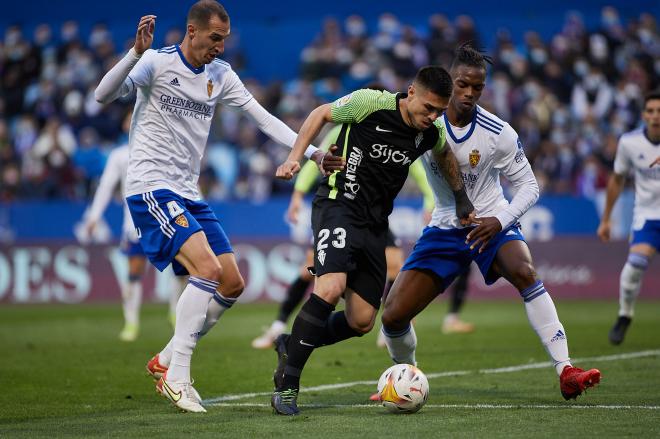 Una acción del choque entre Zaragoza y Sporting (Foto: Daniel Marzo).