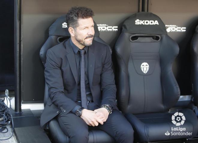 Simeone, en el banquillo de Mestalla (Foto: LaLiga).