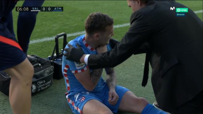 Trippier se duele de su hombro izquierdo durante el Valencia-Atlético.