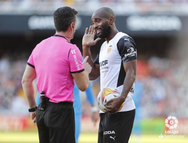 Foulquier habla con Soto GRado, durante el Valencia-Atlético (Foto: LaLiga).