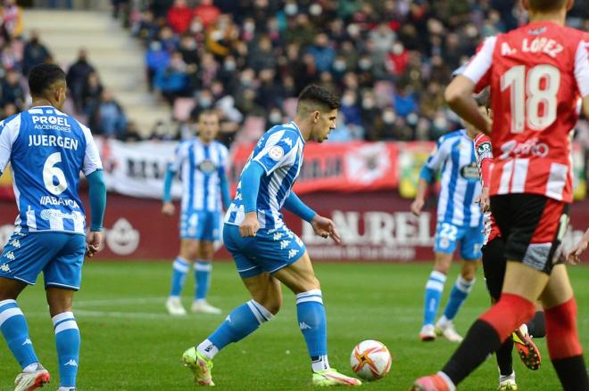 Víctor García controla un balón durante el Logroñés-Deportivo (Foto: RCD).