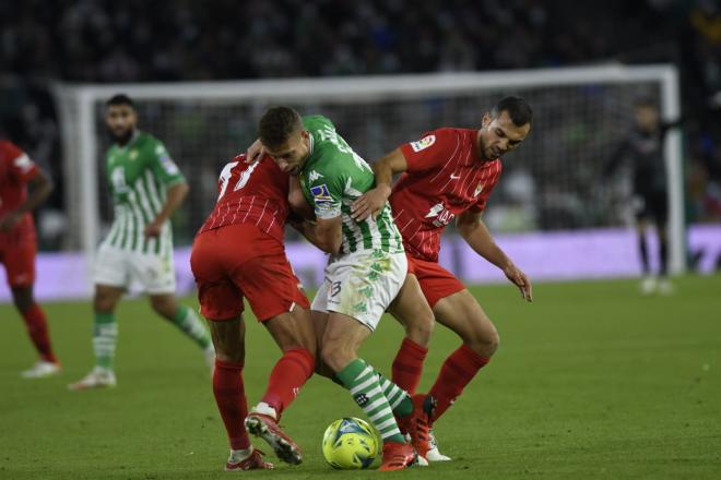 Jordán intenta robar la pelota a Sergio Canales. (Foto: Kiko Hurtado).