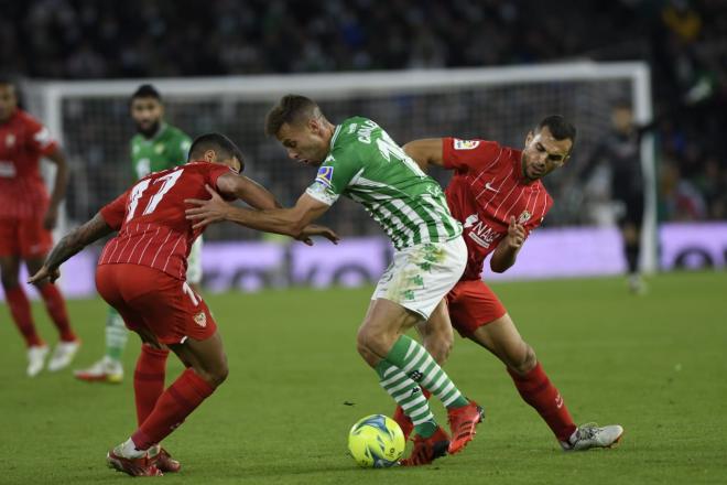 Jordán intenta robar la pelota a Sergio Canales. (Foto: Kiko Hurtado).