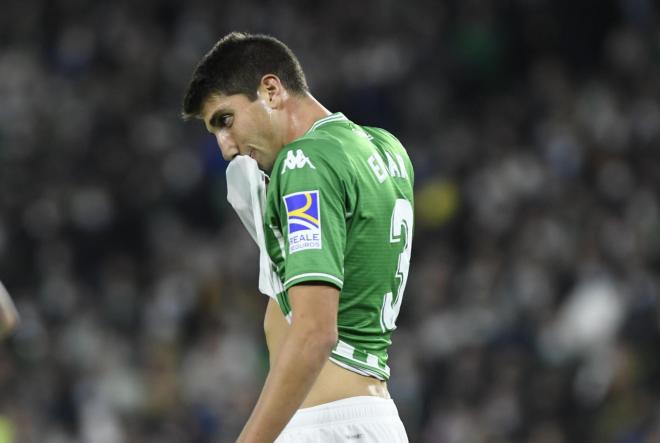 Edgar, jugador del Betis, ante el Sevilla (Foto: Kiko Hurtado). 