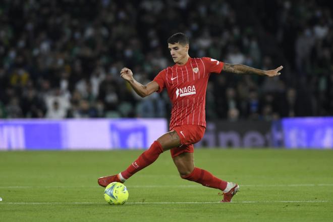 Erik Lamela, jugando el derbi con el Sevilla (Foto: Kiko Hurtado).