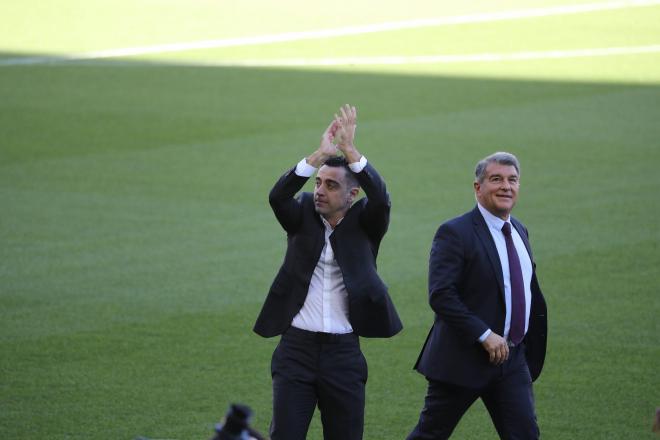 Xavi Hernández, junto a Joan Laporta en su presentación con el FC Barcelona (Foto: Cordon Press).