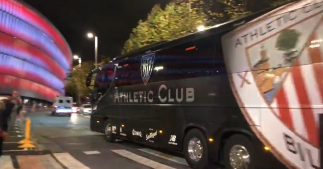 El autobús del Athletic Club llega a San Mamés; ahora llevará miles de cartas y dibujos de athleticzales hasta Sevilla para la final de Copa.