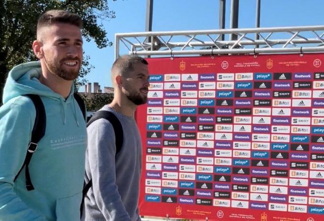 Unai Simón e Íñigo Martínez llegan a Las Rozas en su cita con España (Foto: @SEFutbol).