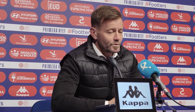 Manuel Mosquera, durante una rueda de prensa con el Extremadura.