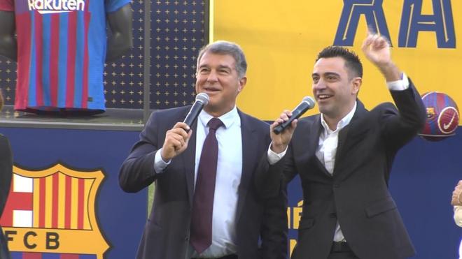 Laporta y Xavi durante su presentación como entrenador