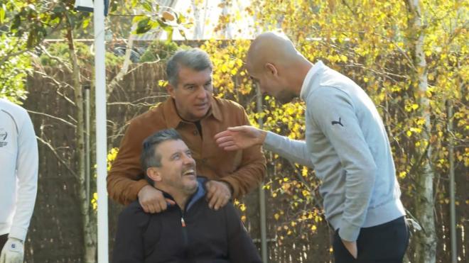 (Mediaset) La imagen que enamora a los culés: el cariñoso encuentro de Unzué, Laporta y Guardiola