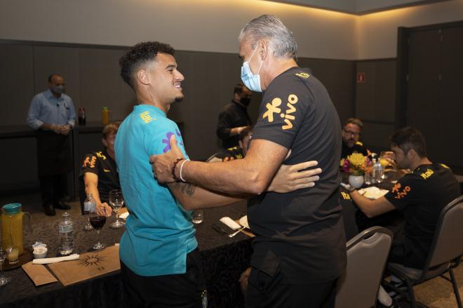 Philippe Coutinho saluda a Tite a su llegada a la concentración de Brasil (Foto: CBF).