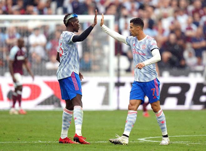 Paul Pogba y Cristiano Ronaldo chocan durante un partido del Manchester United (Foto: Cordon Press)