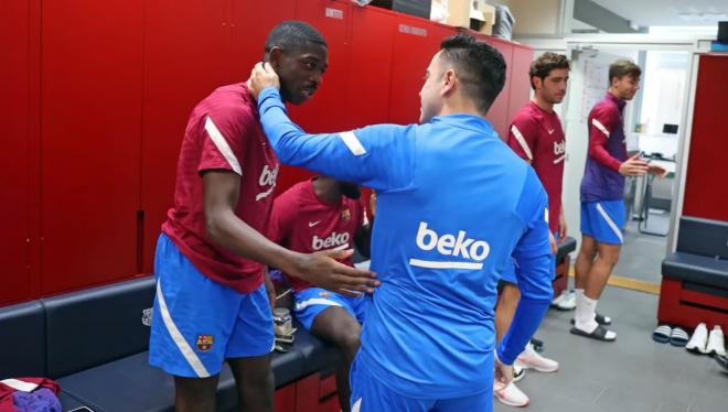 Xavi Hernández saluda a Ousmane Dembélé en su primer día como técnico (Foto: FCB).