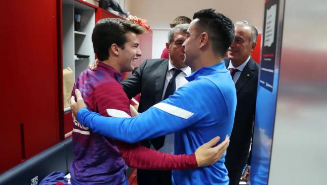 Xavi Hernández saluda a Riqui Puig en su primer día (Foto: FCB).