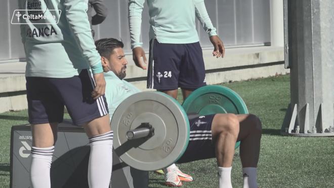 Nolito hace un ejercicio de fuerza durante el entrenamiento del Celta.