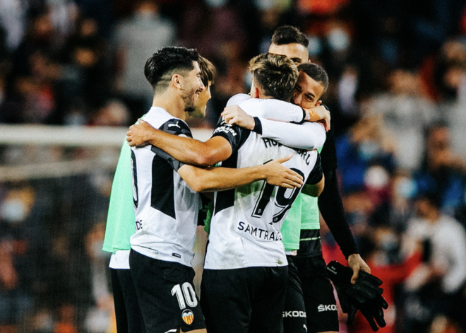 Soler y Gayà abrazan a Hugo Duro (Foto: Valencia CF)