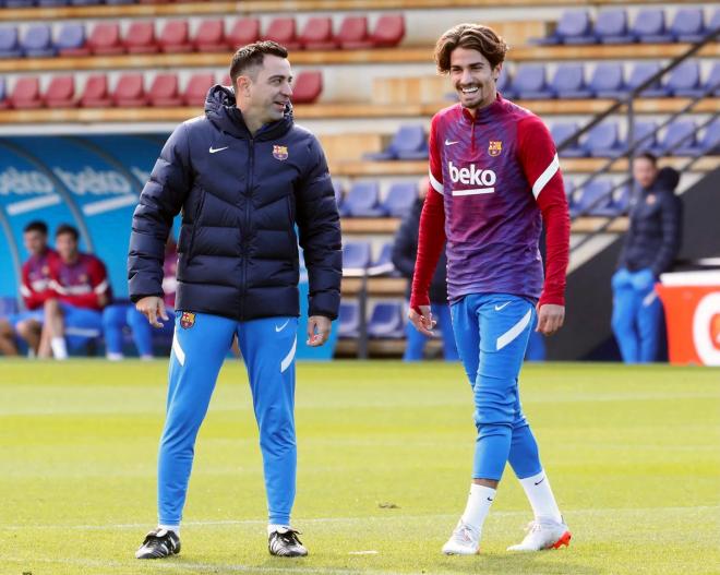 Xavi Hernández y Álex Collado, sonrientes en un entrenamiento del Barça (Foto: @AlexCollado_)