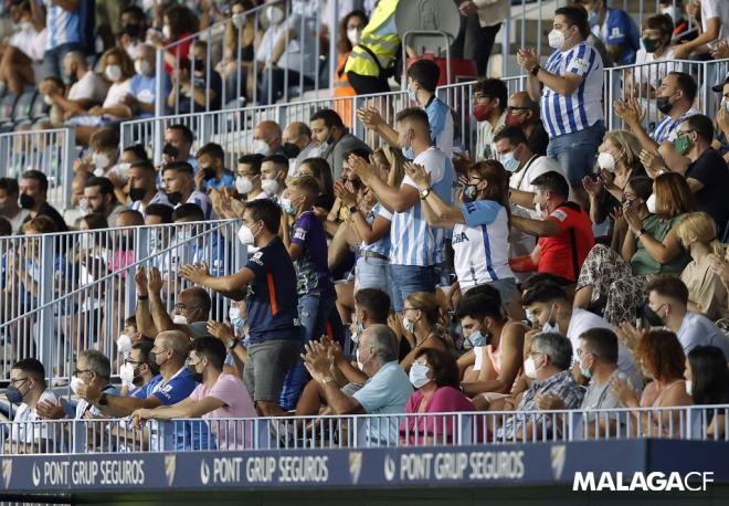 Aficionados del Málaga aplauden en las gradas de La Rosaleda (Foto: MCF).
