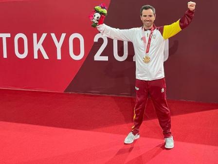 Álvaro Valera celebra su medalla de bronce en Tokio.