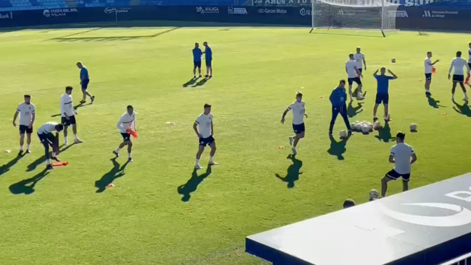 Hicham, en un rondo con sus compañeros en La Rosaleda.