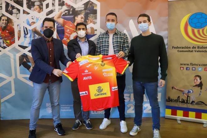 El balonmano sale a la calle en Llíria