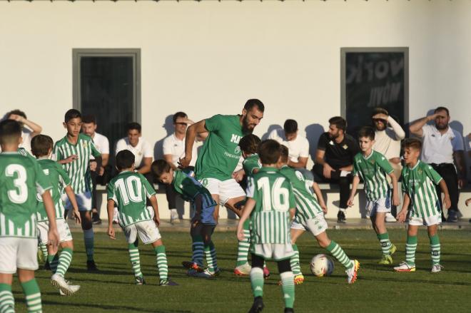 El delantero del Betis jugando con los más pequeños (Foto: Kiko Hurtado).