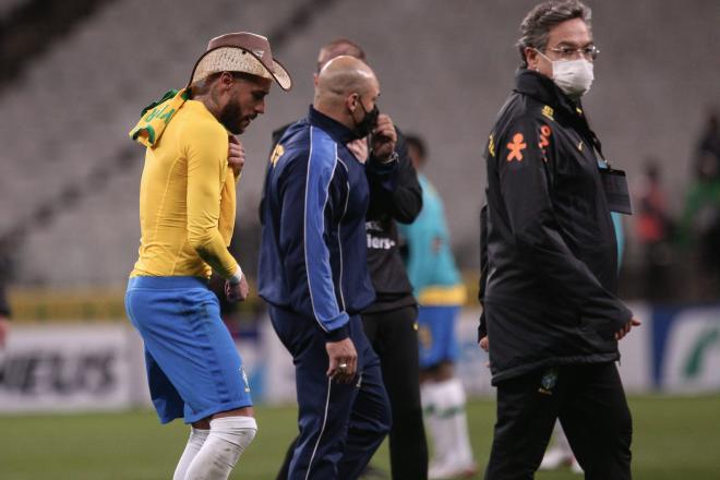 Neymar se marcha con un gorro de un aficionado tras el Brasil-Colombia (Foto: Cordon Press).