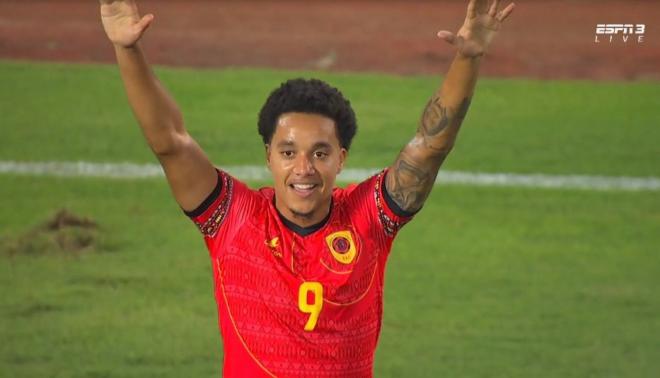 Hélder Costa celebra un gol con la selección Angola.