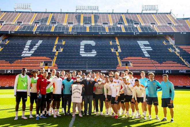 La peña valencianista San Miguel de La Palma recibe el cariño del Valencia CF en Mestalla.