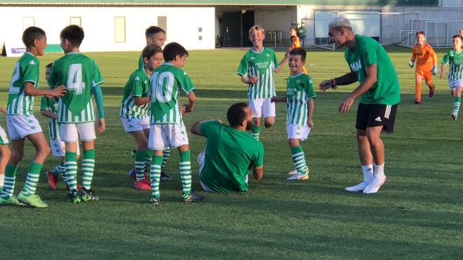 Borja Iglesias tras recibir el caño de un canterano (Foto: Kiko Hurtado).