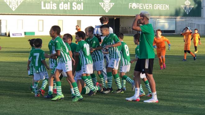 Borja Iglesias tras recibir el caño de un canterano (Foto: Kiko Hurtado).