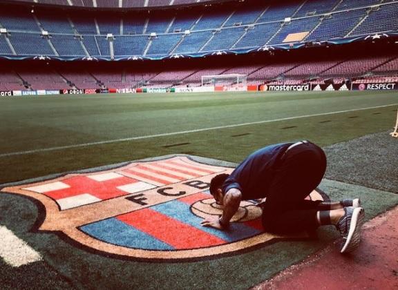 Dani Alves besa el escudo del Barcelona.