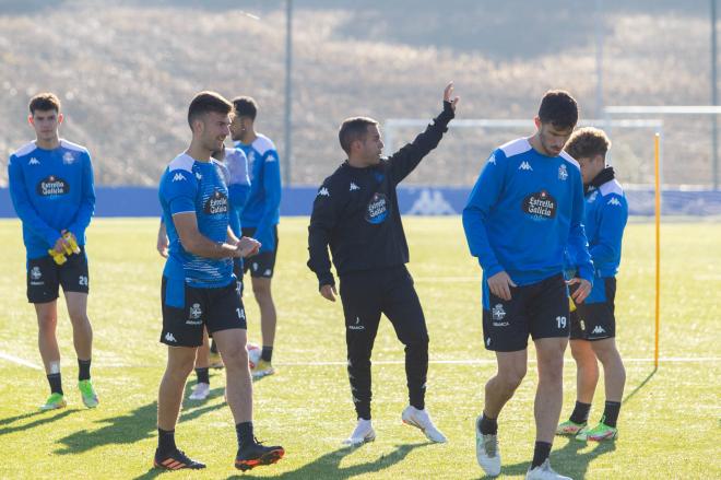 Borja Jiménez dando instrucciones durante un entrenamiento del Dépor (Foto: RCD).