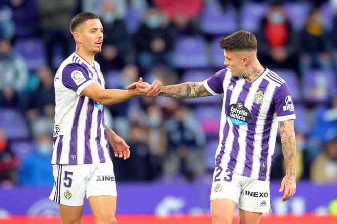 Javi Sánchez felicita a Cristo González tras su gol en el Real Valladolid-Fuenlabrada.