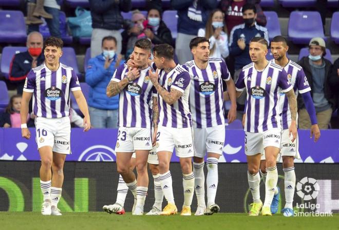 Los jugadores del Real Valladolid, tras el gol de Cristo González al CF Fuenlabrada (Foto: LaLiaa)
