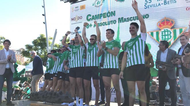 El Betis celebra su victoria en la regata Sevilla-Betis. (Foto: Kiko Hurtado).