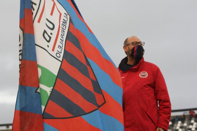 Aficionado del Extremadura con una bandera del equipo (Foto: Extremadura UD).